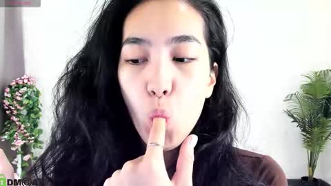 Snapshot of kira_lilian chatting on 11.04.25 Aura online show from 11.04.25