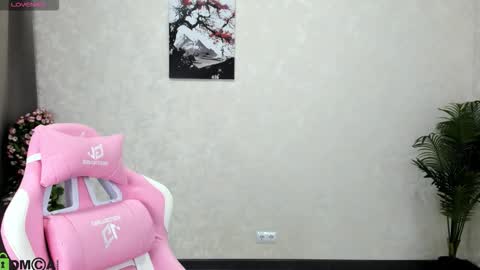 Snapshot of kira_lilian chatting on 11.05.25 Aura online show from 11.05.25