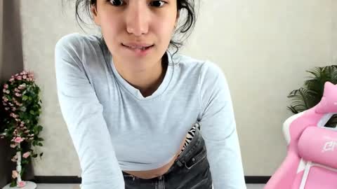 Snapshot of kira_lilian chatting on 11.06.25 Aura online show from 11.06.25