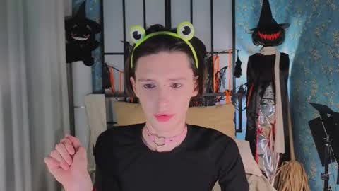 Snapshot of kira_long chatting on 11.02.25 MADI online show from 11.02.25