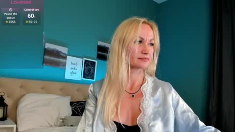 Snapshot of kirasun_ chatting on 09.24.25 KiraSun online show from 09.24.25