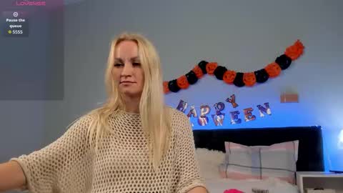 Snapshot of kirasun_ chatting on 10.30.25 KiraSun online show from 10.30.25