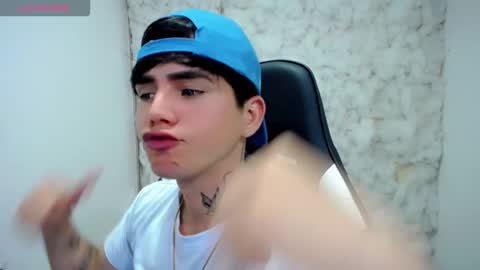 kiss_whitee online show from 12.21.25