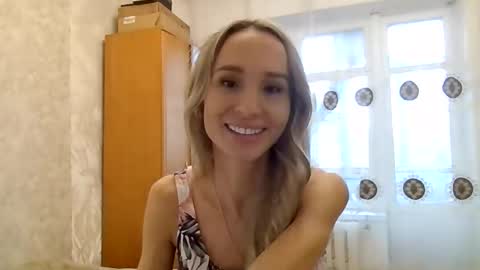 Snapshot of kissandbelle chatting on 11.30.25 kissandbelle online show from 11.30.25
