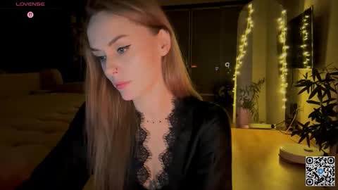 Snapshot of kissnova_ chatting on 11.08.25 Emma online show from 11.08.25