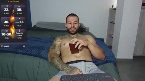 Snapshot of kite__ chatting on 10.21.25 kite__ online show from 10.21.25