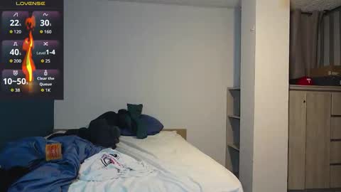 Snapshot of kite__ chatting on 10.27.25 kite__ online show from 10.27.25