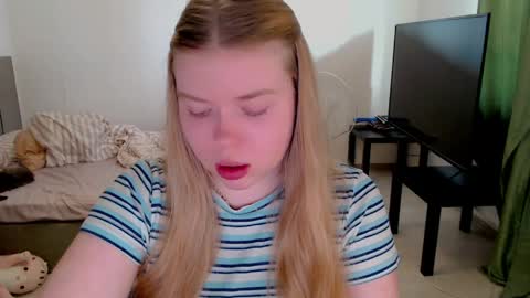 Snapshot of kitten_jenny01 chatting on 06.04.26 Jennyblonde and Emmabrunette online show from 06.04.26