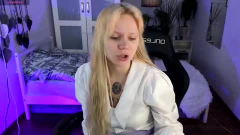 Snapshot of kitten_murray chatting on 11.08.25 barbara online show from 11.08.25