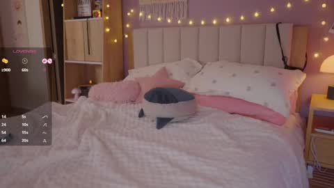 Snapshot of kittenmoon_ chatting on 04.28.26 online show from 04.28.26