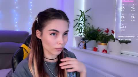 Snapshot of kittie_bear chatting on 10.04.25 Veronica online show from 10.04.25