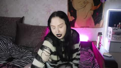 Snapshot of kitty_goth chatting on 06.01.26 Hey Im Ellie if you like me and like my show give me a thumbs up hehe online show from 06.01.26
