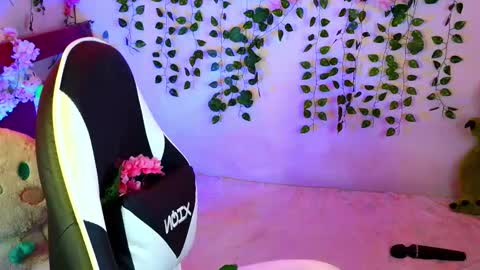 Snapshot of kittyuwu_ chatting on 10.02.25 Kittyuwu online show from 10.02.25