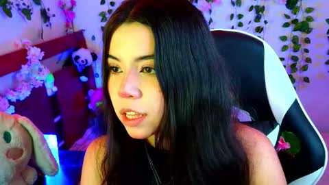 Snapshot of kittyuwu_ chatting on 10.08.25 Kittyuwu online show from 10.08.25