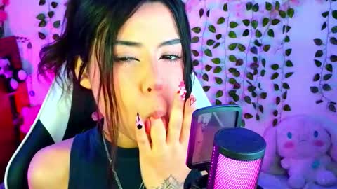 Snapshot of kittyuwu_ chatting on 10.23.25 Kittyuwu online show from 10.23.25