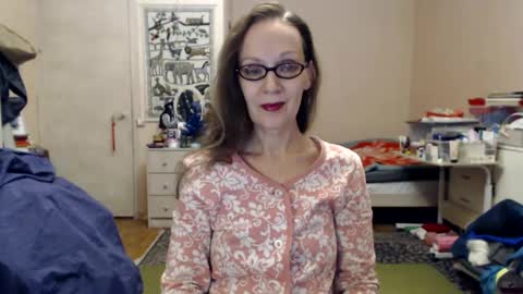 Snapshot of kiuminberry chatting on 12.28.24 KiuminBerry online show from 12.28.24