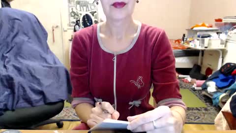 Snapshot of kiuminberry chatting on 01.04.25 KiuminBerry online show from 01.04.25