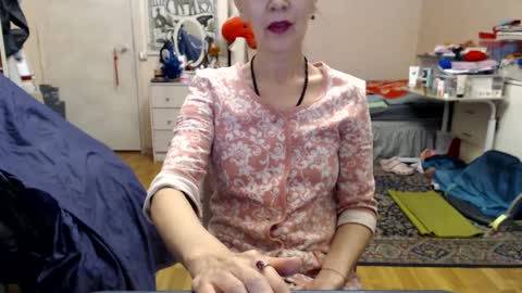 Snapshot of kiuminberry chatting on 02.16.25 KiuminBerry online show from 02.16.25