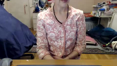 Snapshot of kiuminberry chatting on 03.04.25 KiuminBerry online show from 03.04.25