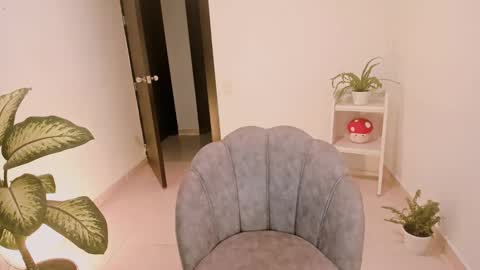 Snapshot of kiwi____ chatting on 12.18.24 Little piece of fruit online show from 12.18.24