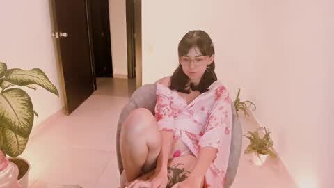 Snapshot of kiwi____ chatting on 12.20.24 Little piece of fruit online show from 12.20.24