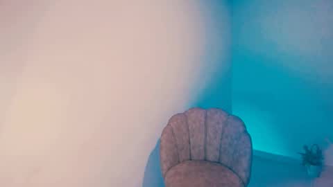 Snapshot of kiwi____ chatting on 12.25.24 Little piece of fruit online show from 12.25.24