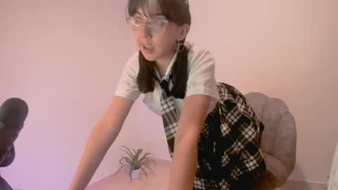 Snapshot of kiwi____ chatting on 01.24.25 Little piece of fruit online show from 01.24.25