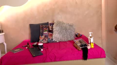 K L O E online show from 11.07.25