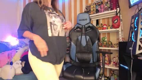 Snapshot of kloelamaravilla18 chatting on 12.23.25 kloelamaravilla18 online show from 12.23.25