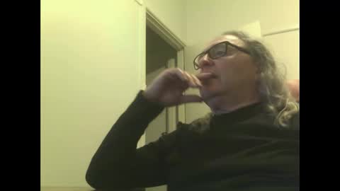 Snapshot of knobout chatting on 10.02.25 knobout online show from 10.02.25