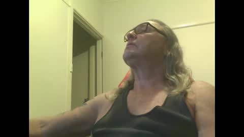 Snapshot of knobout chatting on 10.04.25 knobout online show from 10.04.25