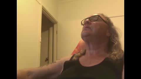 Snapshot of knobout chatting on 10.08.25 knobout online show from 10.08.25