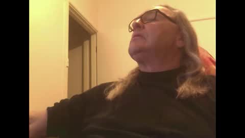 Snapshot of knobout chatting on 10.27.25 knobout online show from 10.27.25