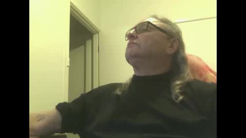 Snapshot of knobout chatting on 10.29.25 knobout online show from 10.29.25