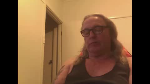 Snapshot of knobout chatting on 11.12.25 knobout online show from 11.12.25