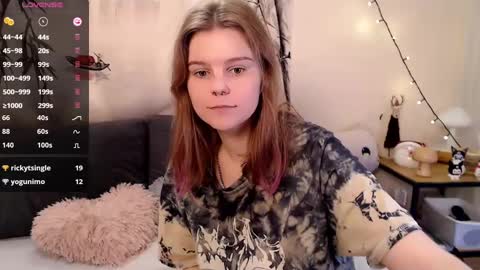 Snapshot of komorebbi chatting on 01.12.25 Marta online show from 01.12.25