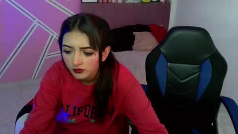Snapshot of koning_moretti chatting on 06.25.26 camila online show from 06.25.26