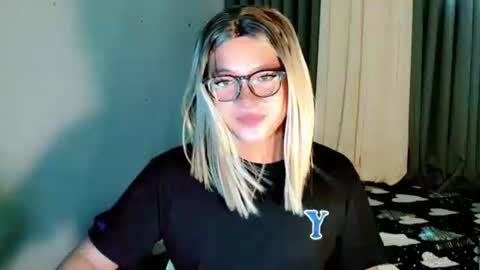 Snapshot of krezikeed chatting on 05.18.26 krezikeed online show from 05.18.26