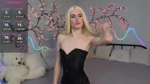 Snapshot of kris_mon chatting on 02.14.26 Kris online show from 02.14.26