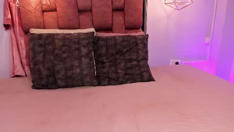Snapshot of kristakinnky chatting on 06.26.26 BETANIA online show from 06.26.26