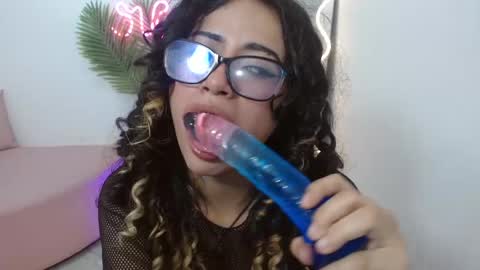 kristen_tay online show from 02.18.25