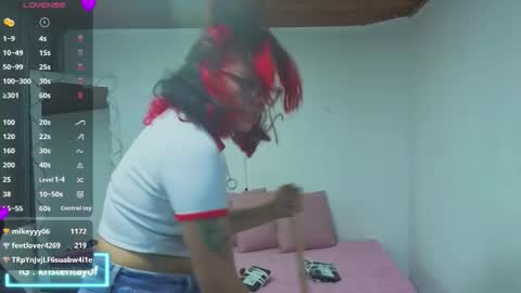 Snapshot of kristen_tay chatting on 10.25.25 kristen_tay online show from 10.25.25