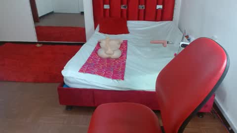 KRYSTAL THOMSON online show from 01.17.25