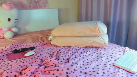 Snapshot of kuraii_ chatting on 11.15.25 Anna online show from 11.15.25