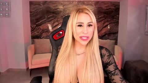 Snapshot of kylie_cooper chatting on 12.26.24 Kylie online show from 12.26.24
