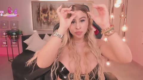 Snapshot of kylie_cooper chatting on 09.19.25 Kylie online show from 09.19.25