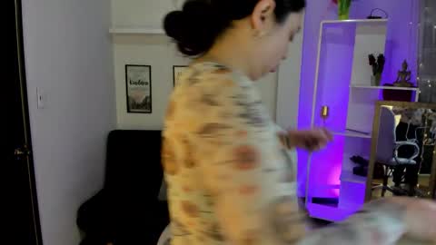 Snapshot of kylie_fire chatting on 09.10.25 kylie online show from 09.10.25