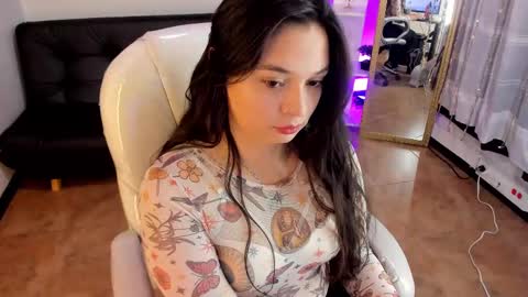 Snapshot of kylie_fire chatting on 10.07.25 kylie online show from 10.07.25