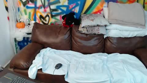 Snapshot of kyliebenson chatting on 11.01.25 Melissa online show from 11.01.25