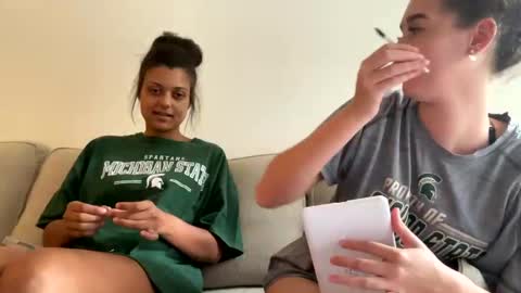 Snapshot of kylieexoxoxo2432 chatting on 09.10.25 Kylie online show from 09.10.25